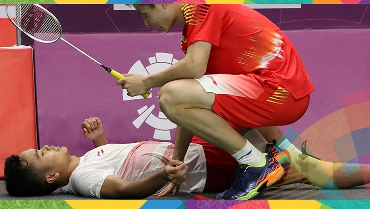 Anthony Sinisuka Ginting terbaring kesakitan melawan pebulutangkis China. Copyright: &copy; INASGOC