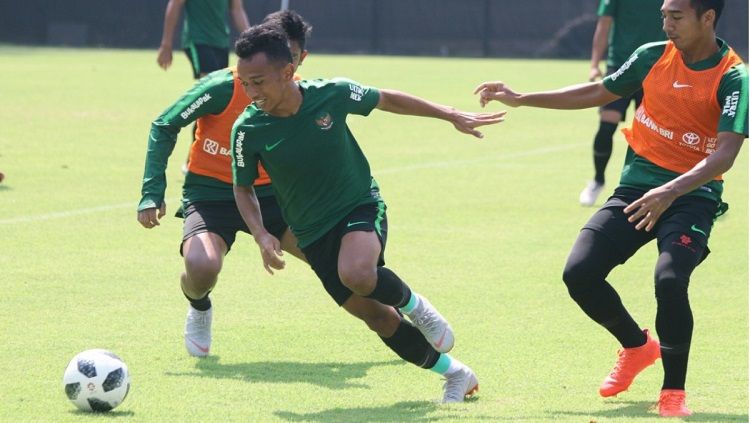 Irfan Jaya saat latihan dengan pemain Timnas Indonesia. Copyright: © Media Persebaya