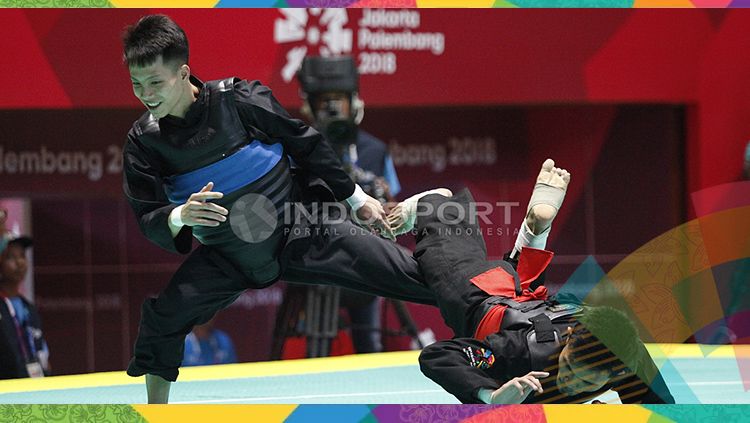 Pesilat Indonesia, Abdul Malik (sabuk merah) melawan Pesilat Vietnam, Dinh Tuan Nguyen pada babak 16 besar Kelas B Putra 50kg-55kg di Padepokan Pencak Silat TMII, Rabu (23/08/18). Abdul malik menang 3-1 atas lawannya. Copyright: © INDOSPORT/Herry Ibrahim