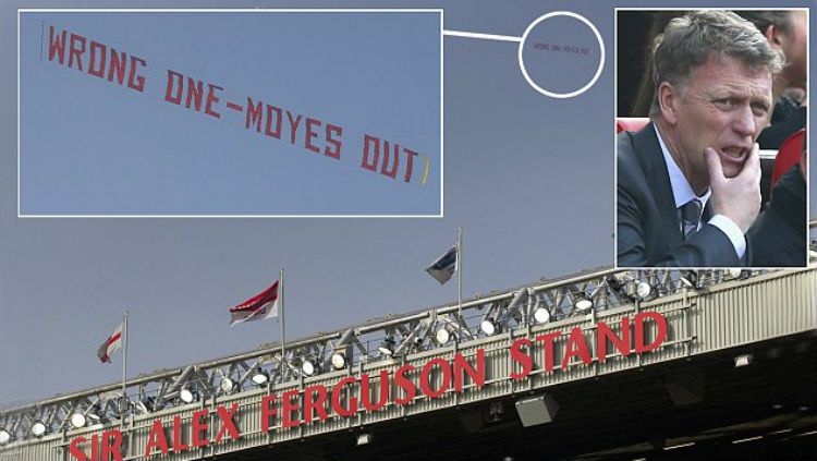 Banner Moyes Out diterbangkan untuk protes David Moyes. Copyright: © The Sun