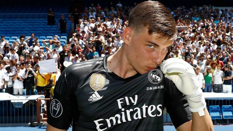 Kiper anyar Real Madrid, Andriy Lunin saat diperkenalkan. Copyright: © realmadrid.com