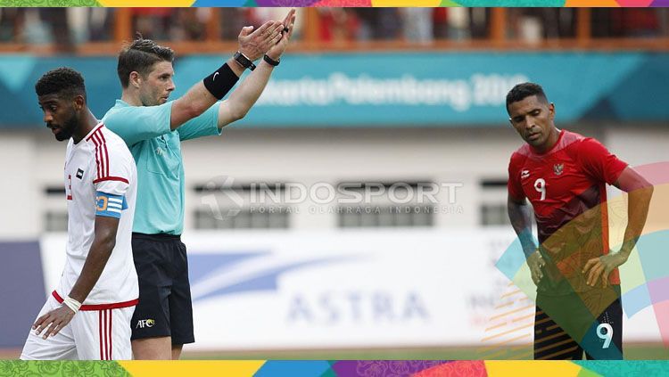 Wasit laga perempatfinal Asian Games 2018 antara Timnas U-23 vs UEA, Shaun Evans. Copyright: © Herry Ibrahim/Indosport.com