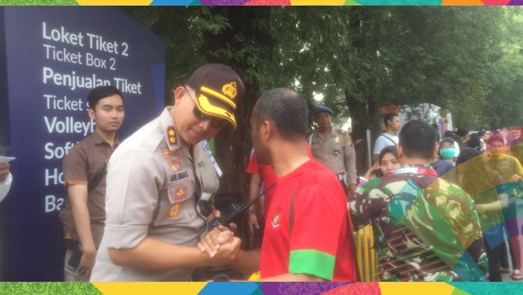 Petugas Kepolisian mengamankan antrean tiket bulutangkis Asian Games 2018. Copyright: © Alfia Fadila/INDOSPORT