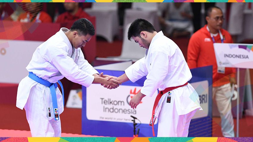 Ahmad Zigi Zaresta Yuda (kiri) berjabat tangan dengan karateka Uni Emirat Arab Marwan Almaazmi pada Asian Games 2018 di JCC Plenary Hall, Jakarta, Sabtu (25/8). Copyright: © INASGOC/Dewi Nurcahyani