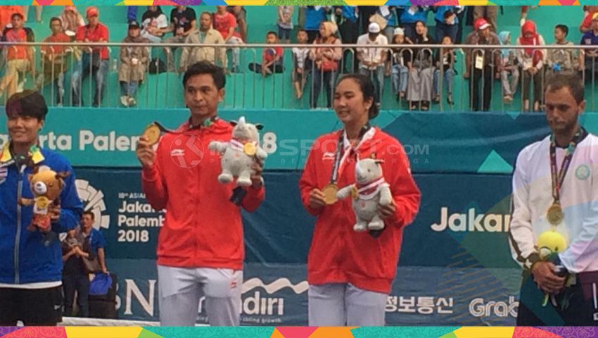 Christopher Rungkat dan Aldila Sutjiadi meraih medali emas tenis ganca campuran untuk Indonesia. Copyright: © Lanjar Wiratri/Indosport.com