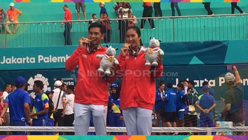 Christopher Rungkat dan Aldila Sutjiadi meraih medali emas tenis ganca campuran untuk Indonesia. Copyright: © Lanjar Wiratri/Indosport.com