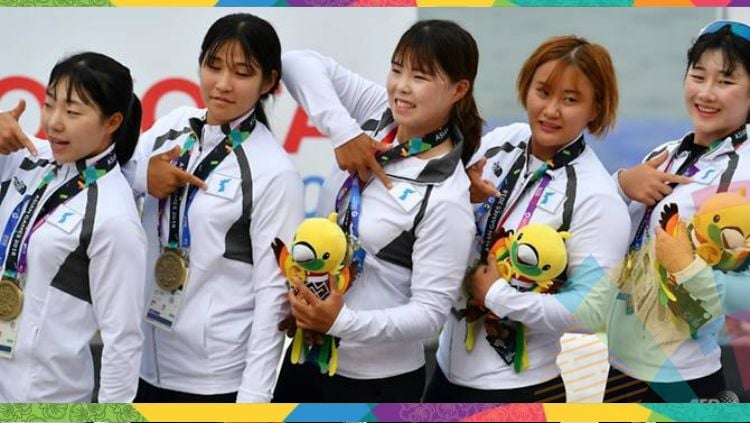 Medali perunggu pertama untuk Korea Bersatu di nomor perahu naga putri Asian Games 2018. Copyright: © AFP/Adek Berry