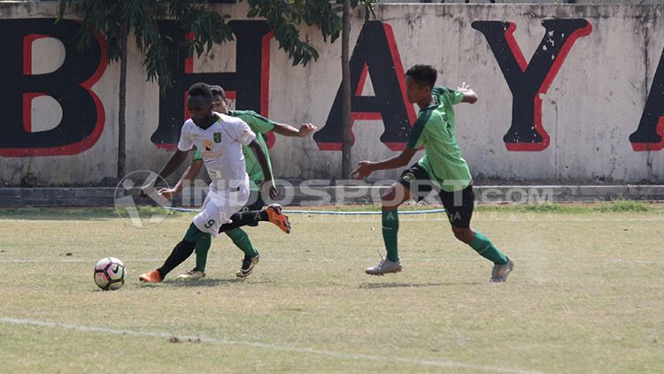 Izaac Wanggai berusaha melepaskan tendangan pada saat laga uji coba. Copyright: &copy; INDOSPORT/Fitra Herdian