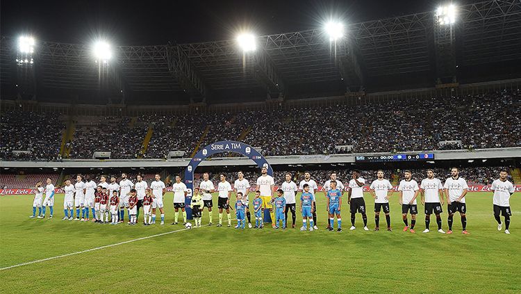 Para pemain Napoli & AC Milan nampak mengenakan kaos polos Copyright: &copy; Getty Images