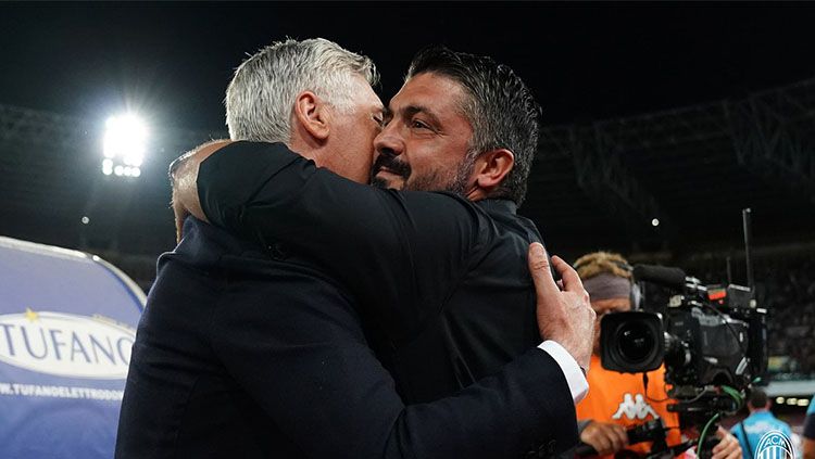 Hubungan baik yang terlihat dari pelatih Napoli, Carlo Ancelotti, dan Pelatih AC Milan, Gennaro Gattuso. Copyright: © Getty Images