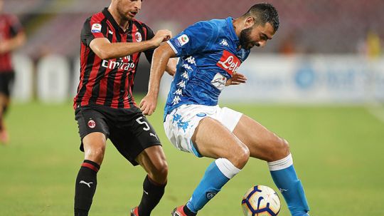 Bonaventura (kiri) berusaha merebut bola dari kaki pemain bertahan Napoli. Copyright: © Getty Images