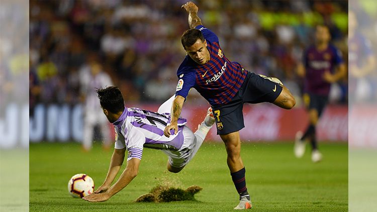 Coutinho tengah berduel dengan pemain belakang Real Valladolid Copyright: © Getty Images