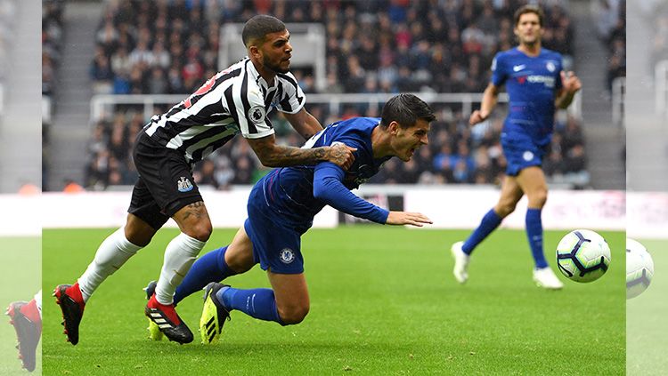 Morata dihadang ole para pemain Newcastle Copyright: © Getty Images