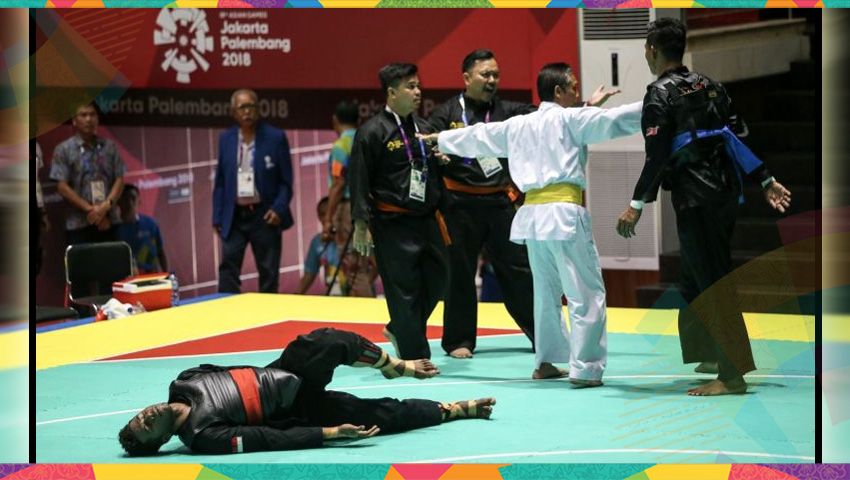 Aksi tidak sportif atlet pencak silat Malaysia menendang punggung atlet Singapura yang sudah dalam posisi terjatuh. Copyright: © traitstimes/LIANHE ZAOBAO