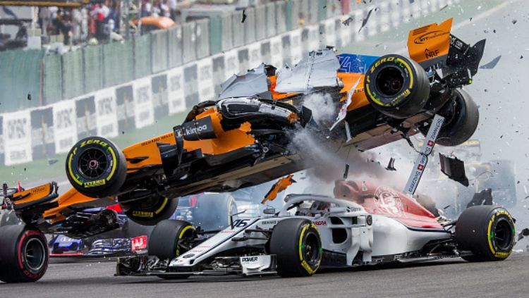 Fernando Alonso tabrakan dan mobilnya melayang di atas mobil Charles Leclerc. Copyright: © Getty Images