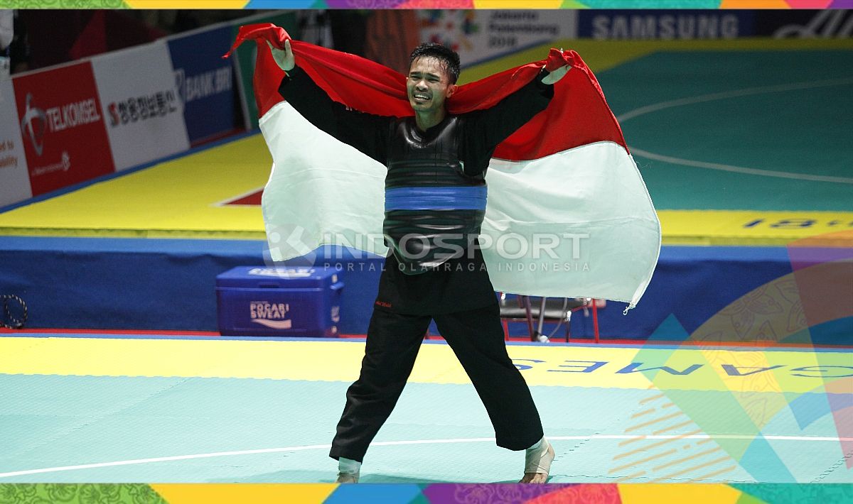 Selebrasi pesilat Indonesia, Abdul Malik usai memastikan juara dan medali emas. Copyright: © Herry Ibrahim/INDOSPORT