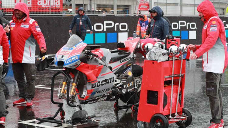 Sirkuit Silverstone yang didera hujan lebat saat akan memulai MotoGP Inggris 2018. Copyright: &copy; Getty Images