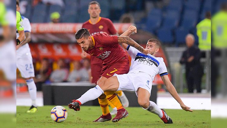 Pellegrini (kiri) berduel dengan Valzania (kanan) dalam laga AS Roma vs Atalanta di Serie A Italia, Selasa (28/08/18). Copyright: © Getty Images
