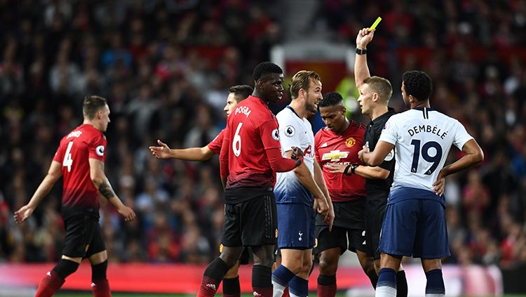 Harry Kane mendapat kartu kuning di babak pertama laga lanjutan Premier League kontra Manchester United. Copyright: © Getty Images