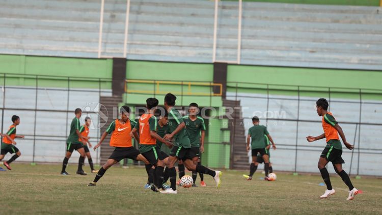 Penggawa Timnas Indonesia U-16 sedang jalani latihan. Copyright: © INDOSPORT/Kesuma Ramadhan