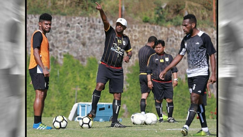 Pelatih Persipura, Amilton Silva de Olivera saat mendampingi anak asuhnya berlatih. Copyright: © Media Officer