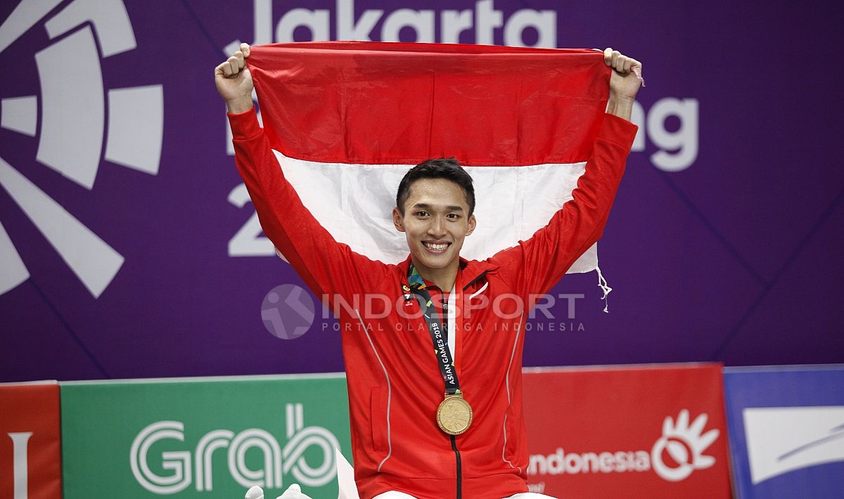 Tunggal putra Indonesia, Jonatan Christie, menyabet medali emas nomor perseorangan cabang olahraga bulu tangkis Asian Games 2018. Dalam partai final di Istora Senayan, Jakarta. Copyright: © Herry Ibrahim/INDOSPORT