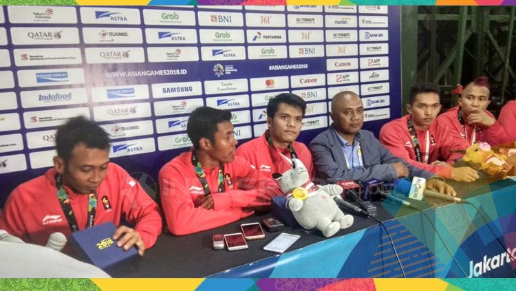 Atlet Panjat Tebing Putra, Muhammad Hinayah (tengah), dalam jumpa pers di Asian Games 2018. Copyright: © Lanjar Wiratri/INDOSPORT