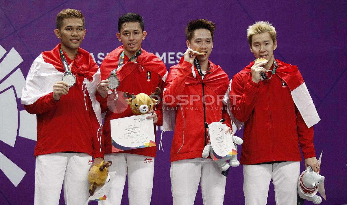 Marcus Fernaldi Gideon/Kevin Sanjaya Sukamuljo dan Fajar Alfian/Muhammad Rian Ardianto di podium juara Asian Games 2018. Copyright: © Herry Ibrahim/INDOSPORT