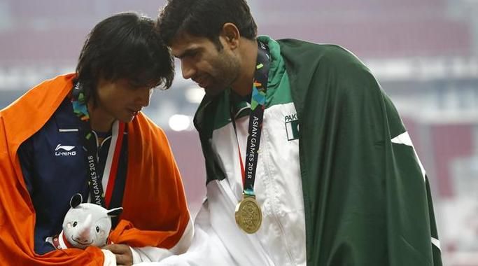 Neeraj Chopra (kiri) peraih emas lempar lembing putra Asian Games 2018 asal India menunjukkan hormat kepada peraih perunggu asal Pakistan Arshad Nadeem Copyright: © www.indianexpress.com