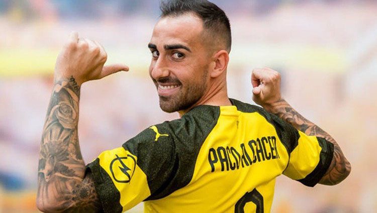 Paco Alcacer resmi berseragam Dortmund. Copyright: © Getty Images