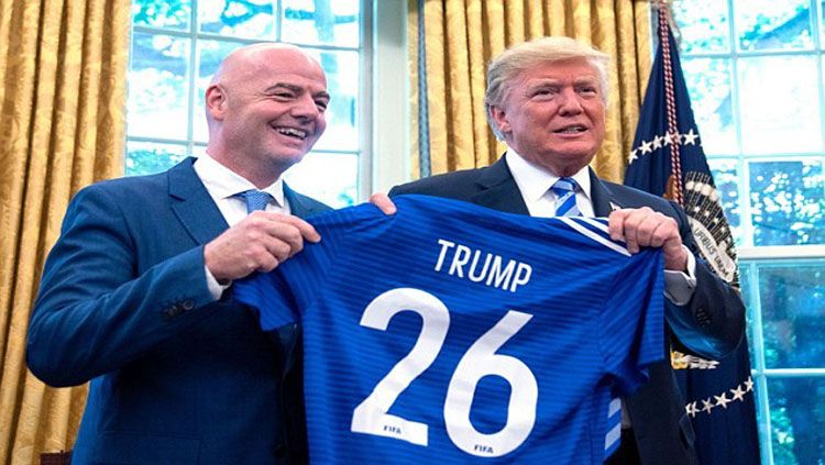 Presiden FIFA Gianni Infantino  bertemu dengan Presiden Amerika, Donald Trump Copyright: © Daily Mail