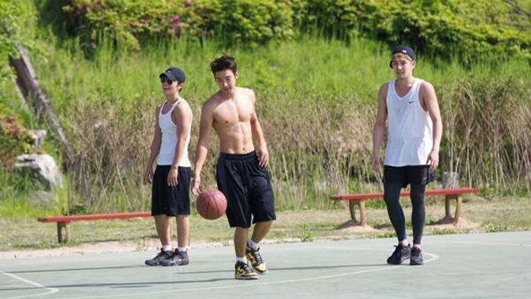 Member Suju sedang bermain basket Copyright: © Soompi