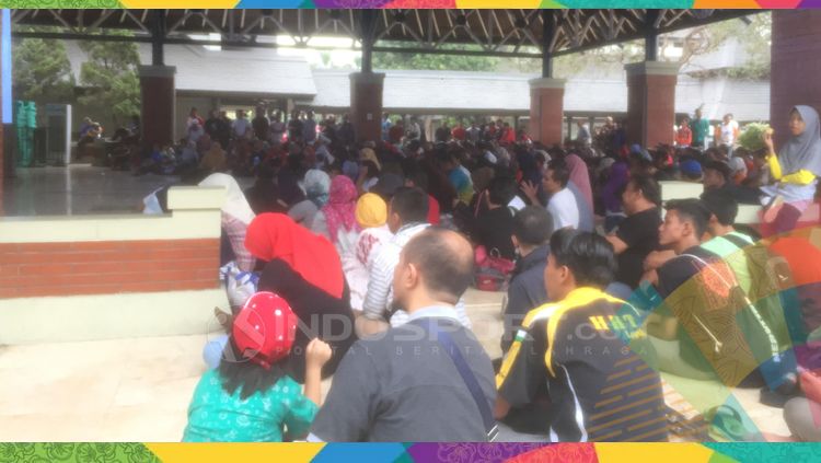 Tiket habis, penonton disediakan layar besar diluar Padepokan Pencak Silat. Copyright: © Alfia Nurul Fadilla/INDOSPORT