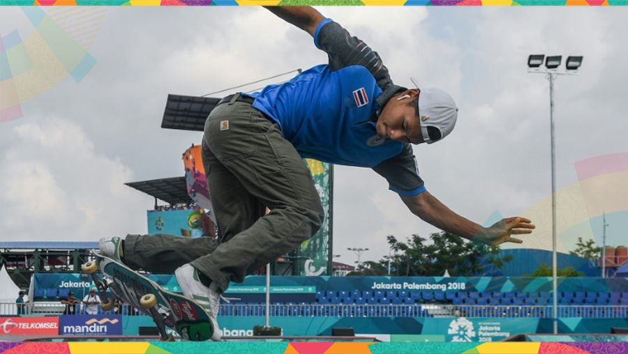 Atlet skateboard dari Thailand, Oat Athiwat. Copyright: © AFP/Mohd RASFAN