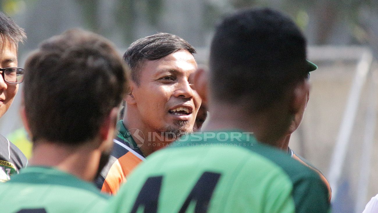 Bejo Sugiantoro mengadakan evaluasi terhadap pemainnya. Copyright: © Fitra Herdian/Soicaumienbac.cc