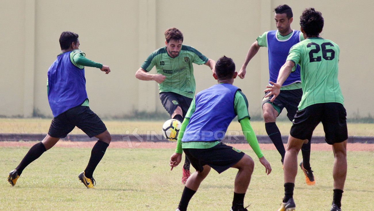 Robertino Pugliara saat latihan di Lapangan Jenggolo, Sidoarjo. Copyright: © Fitra Herdian/Football265.com