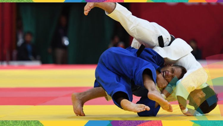 Pejudo Indonesia Mochammad Syaiful Raharjo (kiri) melawan pejudo Tarjikistan Yokubdzhon Bokiev (kanan) kelas putra -66 kilogram Asian Games 2018. Copyright: © INASGOC