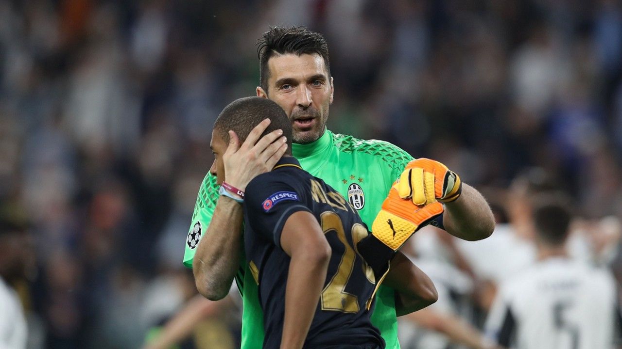 Kiper Gianluigi Buffon memeluk rekannya Kylian Mbappe dalam perayaan gol Copyright: © Goal
