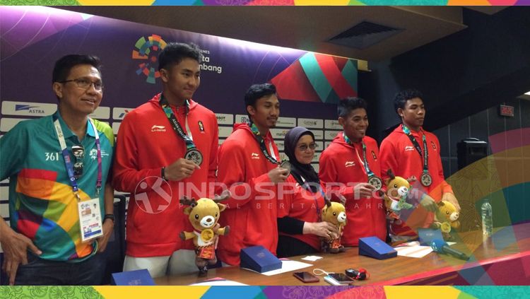 Tim Lari Estafet 4x100 m Indonesia bersama sang pelatih usai meraih perak. Copyright: © Annisa Hardjanti/INDOSPORT