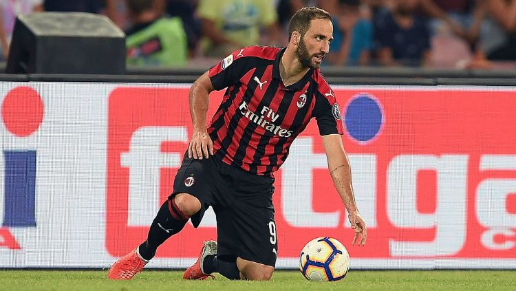 Striker AC Milan, Gonzalo Higuain saat menghadapi Napoli di laga Serie A Italia. Copyright: © Getty Images