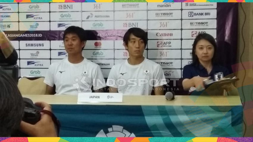 Pelatih Jepang Hajime Moriyasu (kiri) bersama dengan Koji Miyoshi dalam konferensi pers final Asian Games 2018. Copyright: &copy; Zainal Hasan/Indosport.com