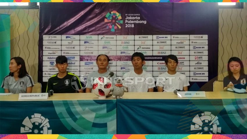 Pelatih Jepang Hajime Moriyasu (kedua dari kanan) bersama pelatih Korea Selatan Kim Hak Bum (ketiga dari kanan) dan Bintang Korea Selatan Song Heung Min (baju hitam) jelang laga final Asian Games 2018. Copyright: © Zainal Hasan/Indosport.com