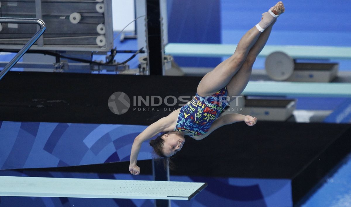 Atlet loncat Indah Hongkong, Chan L beraksi dalam penyisihan Loncat Indah Putri 3 meter Springboard Asian Games 2018 di Aquatic Center GBK, Sabtu (01/09/18). Copyright: © Herry Ibrahim/INDOSPORT