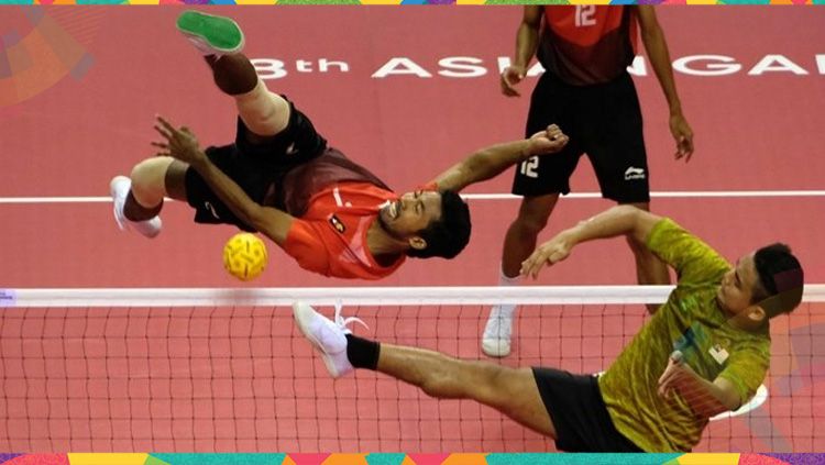 Saiful Rijal tengah menendang bola saat melawan Malaysia. Copyright: © http://sumsel.tribunnews.com