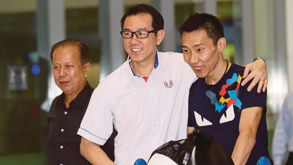 Datuk Ng Chin Chai (kiri) saat merangkul Lee Chong Wei. Copyright: © BHarian