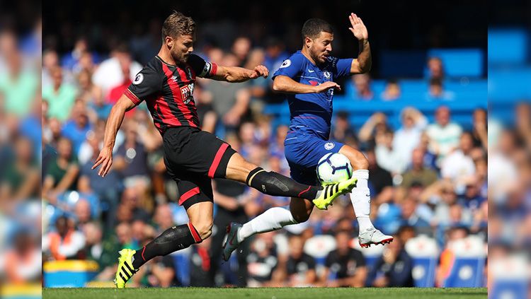 Eden Hazard berduel dengan lawan saat laga Chelsea vs AFC Bornemouth di Liga Primer Inggris. Copyright: &copy; Getty Images