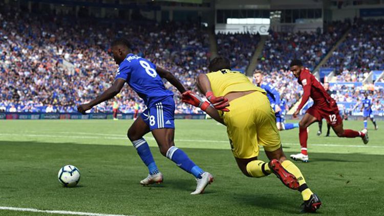 Alisson melakukan blunder saat laga Leicester City vs Liverpool di Liga Primer Inggris. Copyright: © Getty Images