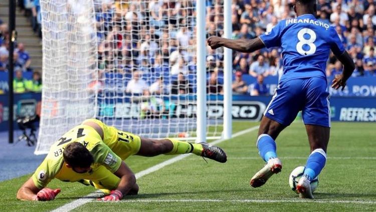 Alisson melakukan blunder saat laga Leicester City vs Liverpool di Liga Primer Inggris. Copyright: © Getty Images