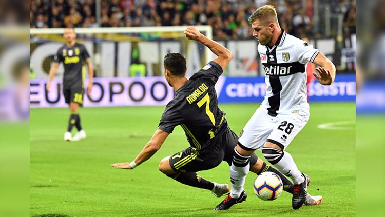 Ronaldo dijegal oleh pemain Parma dalam pertandingan lanjutan Serie A Italia. Copyright: © Getty Images