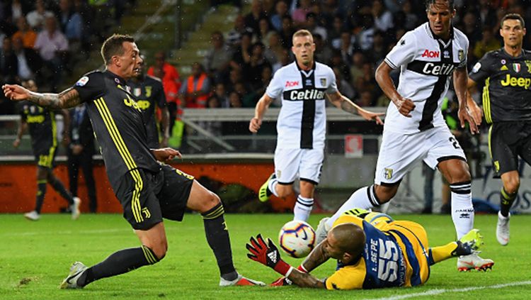 Mandzukic di depan gawang Parma. Copyright: © Getty Images